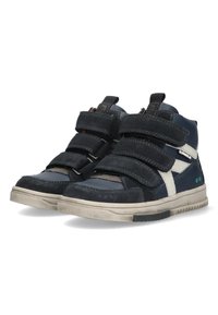 Sneakers high-top blu navy con tre fasce in Velcro nere, materiali in suede e pelle testurizzati, accenti bianco sporco e suole in gomma.