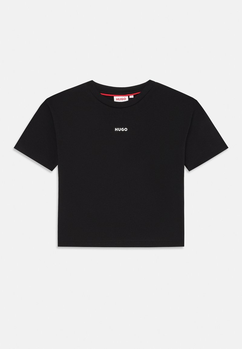 Juodas trumpas medvilninio audinio marškinėliai. Turi trumpas rankoves ir apvalų iškirpimą. Baltu spalva ant krūtinės atspausdintas "HUGO" logotipas.