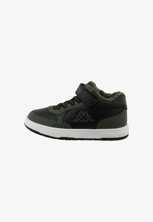 Baskets montantes noires et vert foncé avec semelle blanche, lacets noirs, bride Velcro et doublure en polaire, avec le logo Kappa sur le côté et le talon.