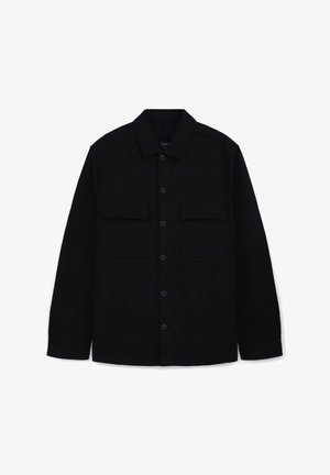 Schwarze Knopfjacke aus glattem Stoff mit zwei Brusttaschen und kragen. Gerade geschnittene Ärmel, minimalistisches Design.