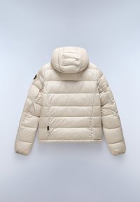 Beige polstret jakke med hætte og quiltet design. Har elastiske manchetter og et lille logo på venstre ærme. Blød, glat tekstur.