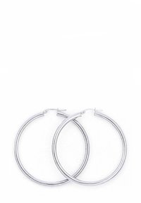 Hõbedased rõngakõrvarõngad, millel on sile ja poleeritud pind, ning õhuke ümmargune disain. Iga kõrvarõngas on kindlalt kinnitatud klambriga.