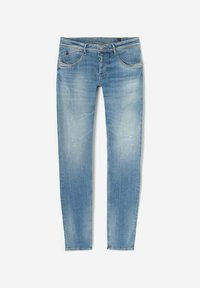 Jeans de mezclilla azul claro con corte ajustado, que cuentan con cinco bolsillos, un ligero desgaste y una cremallera. El material es suave y ligeramente texturizado.