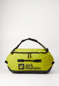 Gele sporttas met zwarte accenten, gewatteerde handgrepen en twee ritscompartimenten. Bevat het Jack Wolfskin-logo dat prominent is weergegeven.