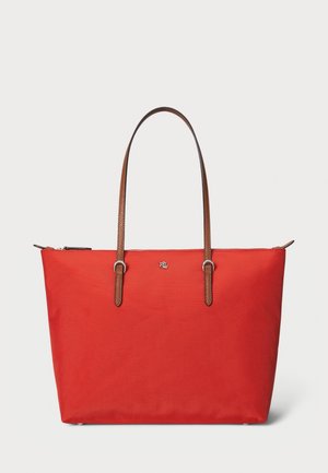 Sac cabas rouge avec des poignées en cuir marron et un petit logo RL argenté centré près du haut, sur un fond blanc uni.