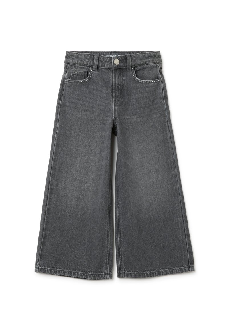 Pantalones de mezclilla gris de pierna ancha con cinco bolsillos, que cuentan con un cierre frontal de botón, una textura sutil y costuras en contraste.