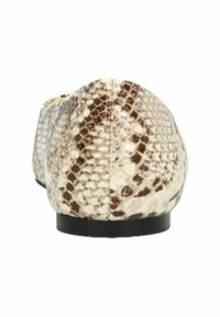 Ballet flats met een textuur van beige en bruine slangenprint aan de buitenkant, ronde neus en een zwarte zool, ontworpen voor comfort en flexibiliteit.
