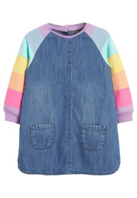 Vestido de mezclilla con dos bolsillos frontales y mangas largas en rayas de arcoíris pastel, con puños y cuello de canalé morados.