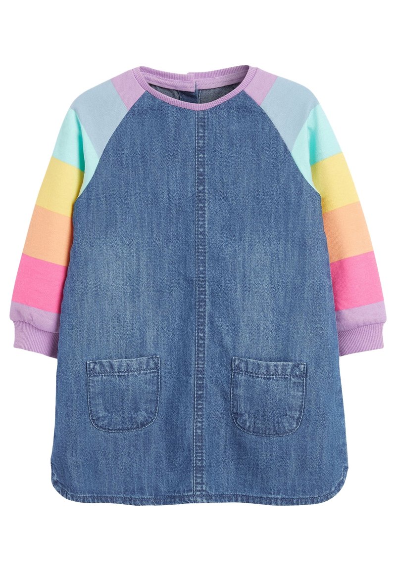 Vestido de mezclilla con dos bolsillos frontales y mangas largas en rayas de arcoíris pastel, con puños y cuello de canalé morados.