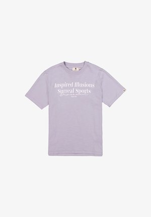 Lila T-shirt met korte mouwen en witte tekst "Inspired Illusions Surreal Sports Disconnect" en een klein stoffen merkje op de mouw.