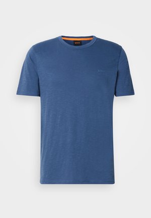 T-shirt blu a maniche corte, realizzato in tessuto morbido, presenta un colletto rotondo, un delicato dettaglio del logo e un collo interno arancione a contrasto.