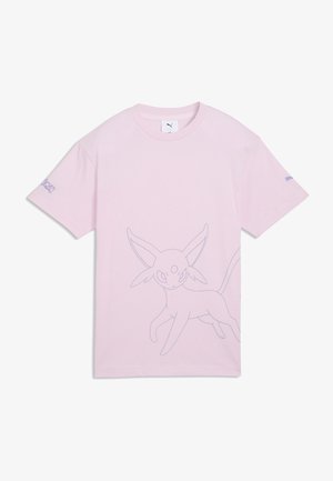 Camiseta de manga corta de color rosa claro con un débil contorno de una criatura de cuatro patas con grandes orejas y una cola larga en el frente.