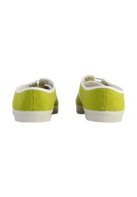 Chaussures à enfiler en daim vert avec semelles en caoutchouc blanc, présentant un dos arrondi et des détails de couture minimaux.