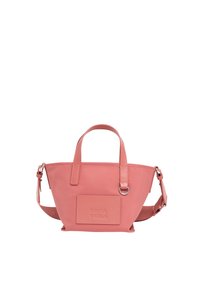 Borsa tote in pelle rosa con due manici e una tracolla regolabile. Presenta una tasca frontale con marchio in rilievo. Design piatto e strutturato.
