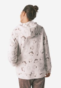 Fleece hoodie i lys grå med et gentaget mønster af smilende ansigtter. Har en hætte og ribbede manchetter, vist fra ryggen.