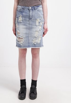 Jupe crayon en denim bleu clair avec des détails déchirés et un ourlet effiloché, comportant plusieurs déchirures et un style à cinq poches.