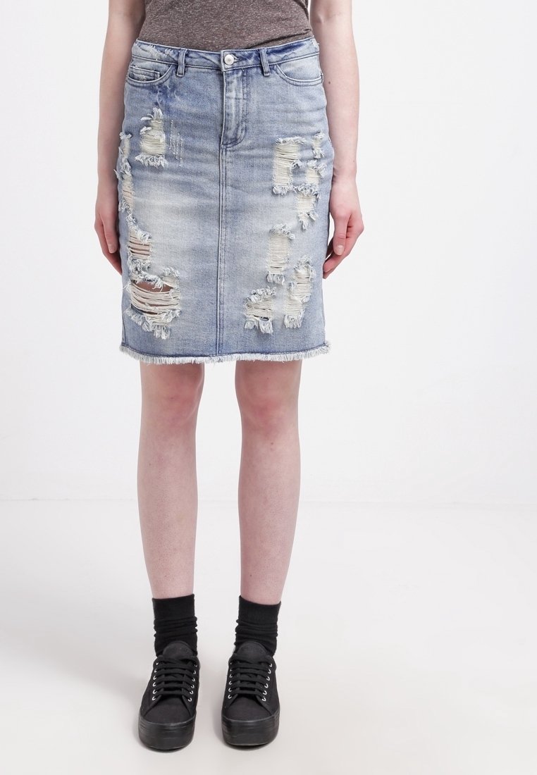 Jeanskjol i ljusblått med slitna detaljer och fransad nederkant, med flera hål och femficksstil.