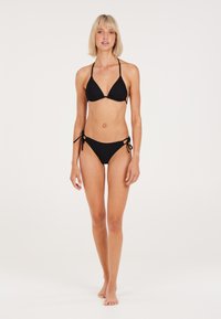 Zwart bikini set met een getextureerde driehoekige top en een broekje met zijstrik. De stof heeft een subtiel geribbeld patroon en een gladde afwerking.