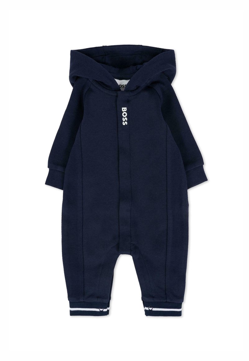 Granatowy kombinezon jednoczęściowy z kapturem, z prążkowanym materiałem, białym logo z przodu i paskowymi mankietami przy kostkach.