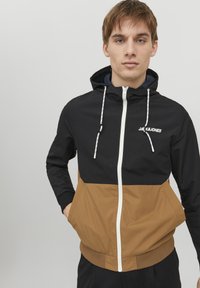 Jack & Jones JJERUSH HOOD - Tréningová bunda - black/white