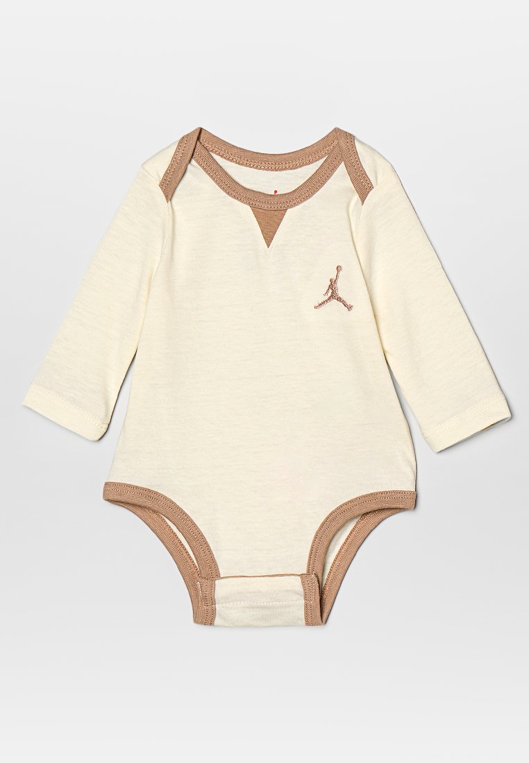 Bodysuit para bebé de color crema con mangas largas, con ribetes marrones y un pequeño logo bordado de Jordan en el pecho.