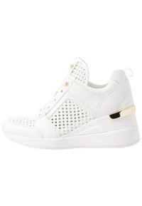 Scarpa atletica bianca con parte superiore in rete, pannelli in pelle solida, un retro testurizzato e un accento dorato sul tallone. Presenta un design con lacci.