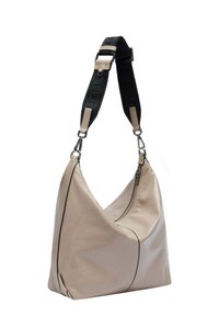 Beżowa skórzana torba na ramię o luźnym fasonie, z kontrastuj�ącymi czarnymi przeszyciami i szerokim, tekstylnym paskiem z wzorem logo.