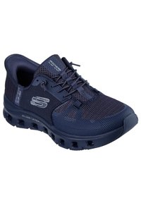 Baskets de sport bleu marine en matériau mesh et synthétique, design à lacets, col rembourré, semelle texturée et logo de la marque sur le côté.