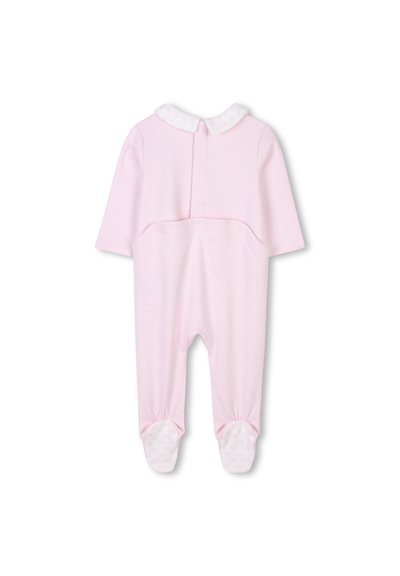 Roze katoenen babyromper met lange mouwen, een witte kraag, drukknoopsluiting aan de achterkant en voetjes met een gestructureerde zool.