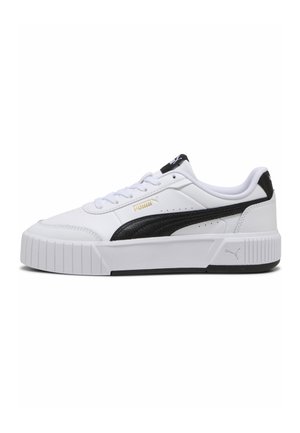 Witte sneaker met dikke zool, zwarte Puma-streep, goudkleurig Puma-logo, zwarte hielpatch, witte veters en perforaties aan de zijkant.