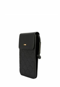 Czarna pikowana etui na telefon, z gładką skórzaną powierzchnią, z zapięciem na klapkę i złotymi akcentami. Kompaktowy design z boczną pętelką do mocowania.