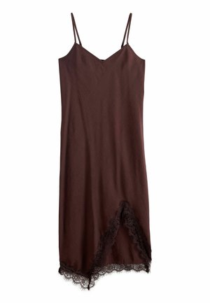 Brun slip kjole med tynde stropper, V-udskæring og asymmetrisk blondekant ved kanten.