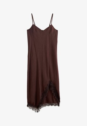 Brun slip kjole med tynde stropper, V-udskæring og asymmetrisk blondekant ved kanten.