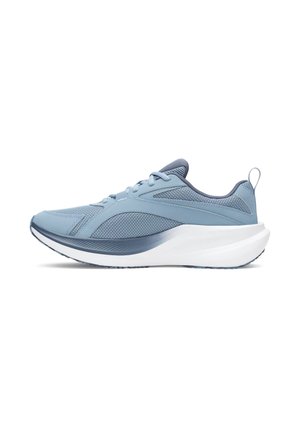 Hellblauer Sportsneaker mit Mesh- und synthetischem Obermaterial, dicker weißer Sohle, Zuglasche an der Ferse und Schnürverschluss, von der Seite gezeigt.