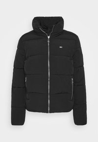 Czarna kurtka puchowa z wysokim kołnierzem, zamkiem błyskawicznym z przodu, dwoma bocznymi kieszeniami oraz przyszywaną konstrukcją zapewniającą izolację.