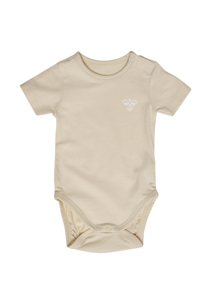 Beżowy bodysuit z krótkim rękawem, wykonany z miękkiej bawełny, z małym białym logo pszczoły na piersi oraz zapięciami na zatrzaski na dole.