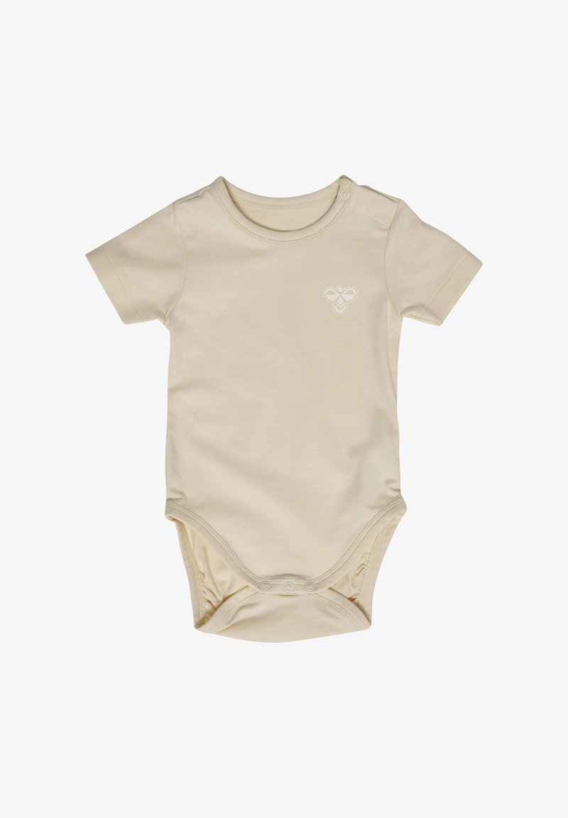 Korte mouwen beige bodysuit van zachte katoen, met een klein wit bijenlogo op de borst en drukknopen aan de onderkant.
