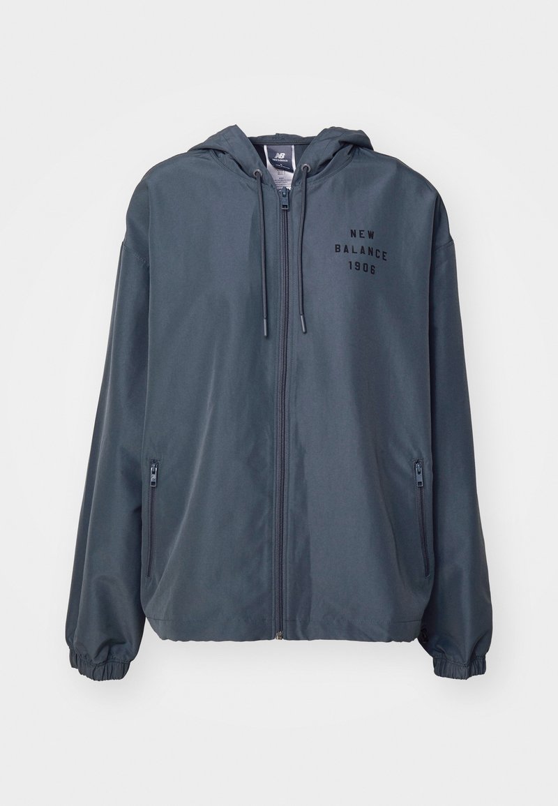 Dunkelgraue, leichte Jacke mit Kapuze, Reißverschluss vorne und Logo "NEW BALANCE 1906", ausgestattet mit elastischen Bündchen und Seitentaschen.
