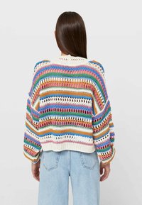 Häkelpullover in mehrfarbigen Streifen, mit offenen Mustern, lockerer Passform und geripptem Saum. Akzente in Pink, Blau, Grün und Orange.