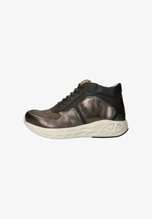 Hochschnittige Sneakers aus dunkelbraunem Leder mit metallischen Akzenten, die eine strukturierte Oberfläche, eine Schnürung und eine weiße Plattformsohle aufweisen.