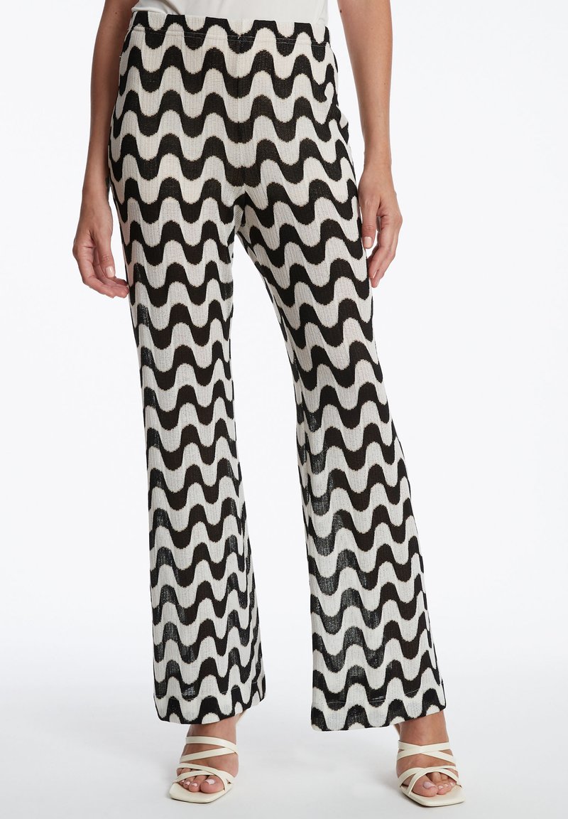 Zwart-witte broek met golvend patroon, gemaakt van een gestructureerde stof, met een flare-vorm en een hoge taille.