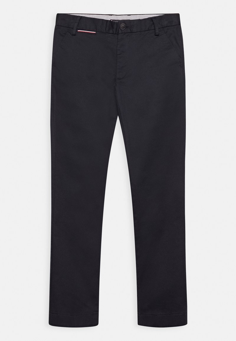 Svarta bomulls-chinos med en rak passform, utrustade med knappstängning framtill och en subtil röd detalj vid fickan. Slät textur.