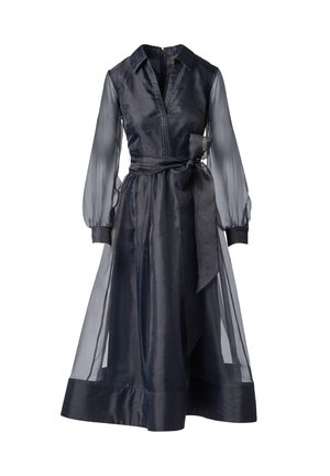 Tmavě námořnicky modré dlouhé průsvitné šaty s límečkem, nafouknutými průsvitnými dlouhými rukávy, přiléhavými manžetami a širokým látkovým páskem uvázaným v pase.