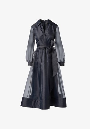 Tmavě námořnicky modré dlouhé průsvitné šaty s límečkem, nafouknutými průsvitnými dlouhými rukávy, přiléhavými manžetami a širokým látkovým páskem uvázaným v pase.