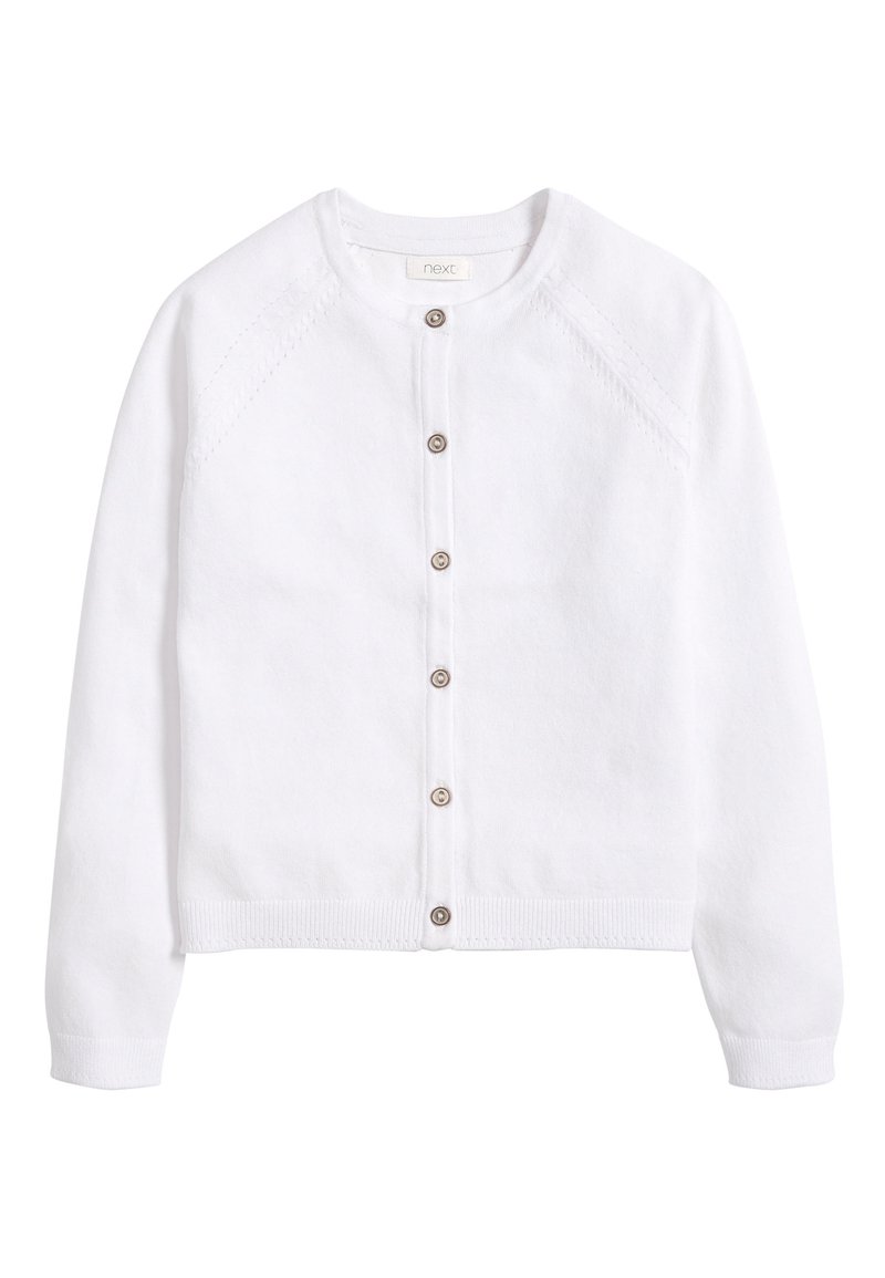 Cardigan blanc à manches longues boutonné, col rond, poignets et ourlet côtelés, avec des coutures subtilement texturées au niveau des épaules.
