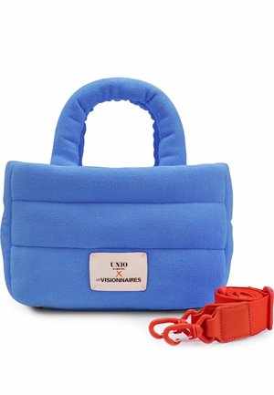 Bolso acolchado azul con asas superiores y una correa roja desmontable colocada junto a él sobre un fondo blanco.