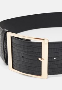Cinto de couro sintético preto com um padrão texturizado de crocodilo, apresentando uma fivela retangular dourada e cinco furos de ajuste.