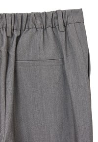 Grau gewebte Hose mit einem gerafften elastischen Bund, seitlichen Taschen und einer Gesäßtasche mit einer gestickten Linienverzierung.