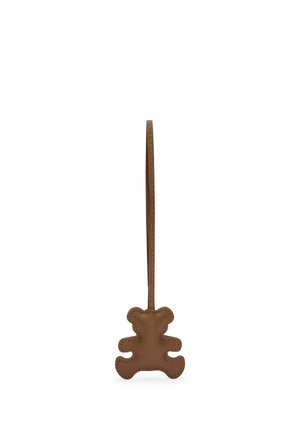 Bruine leren hanger in de vorm van een teddybeer met een lange lus om op te hangen of vast te maken.