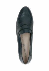Tumši zaļi ādas slip-on apavi ar noapaļotu purngalu, aprīkoti ar dekoratīvu jostu un smalkiem šuvju akcentiem. Mīksta iekšējā odere ir redzama.